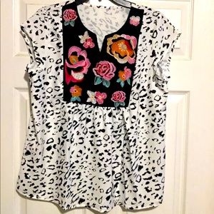 Boutique never worn floral crotchet blouse 

Beautiful lightweight spring top